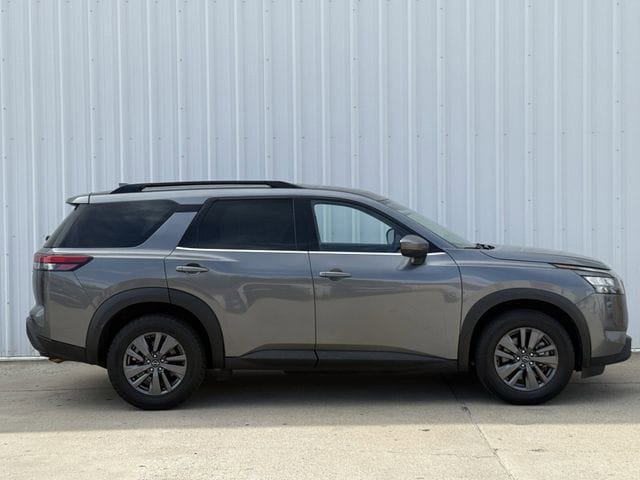 Used 2024 Nissan Pathfinder SV AWD/4WD image 3