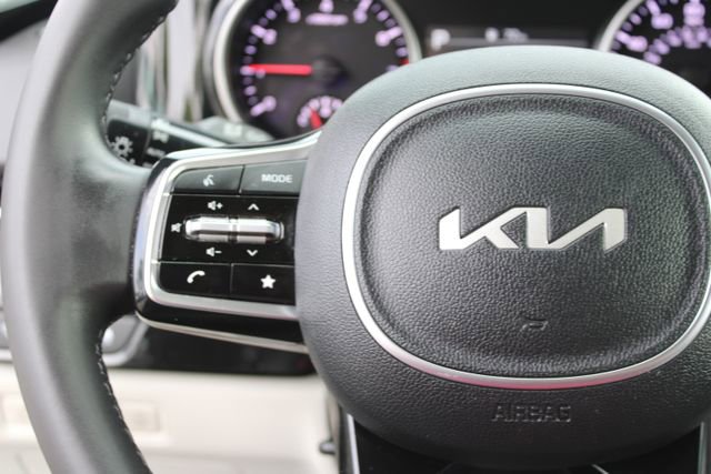 Used 2024 Kia Carnival EX image 22