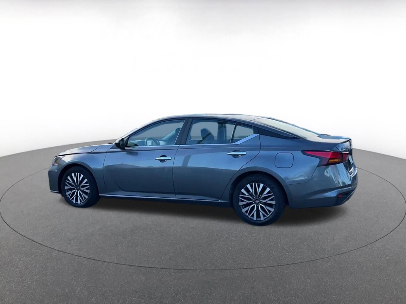 Used 2025 Nissan Altima 2.5 SV image 10