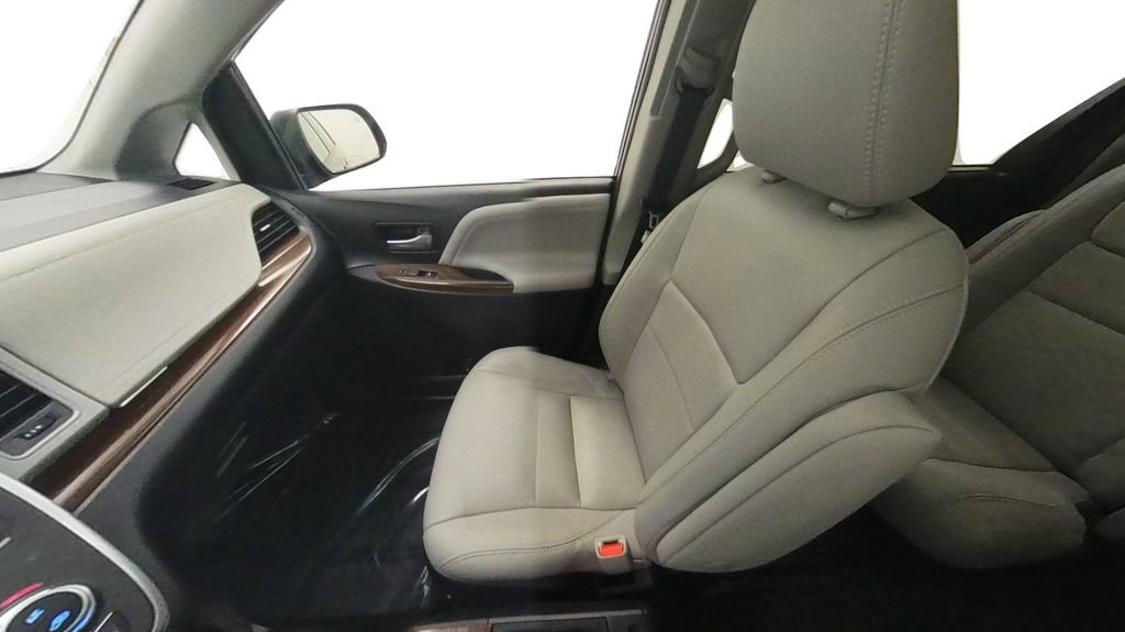 Used 2017 Toyota Sienna Limited image 36