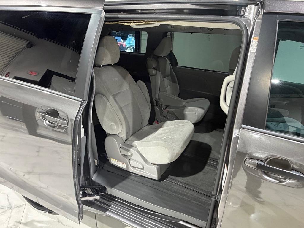 Used 2015 Toyota Sienna LE FWD image 16
