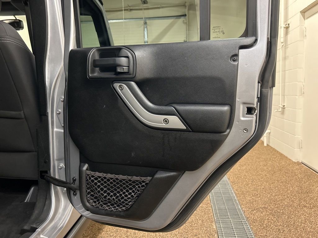 Used 2013 Jeep Wrangler Unlimited Rubicon w/ Connectivity Group AWD/4WD image 15