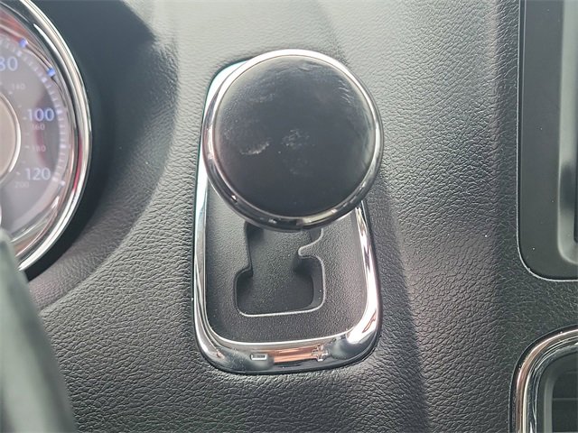 Used 2014 Chrysler Town & Country Limited image 30