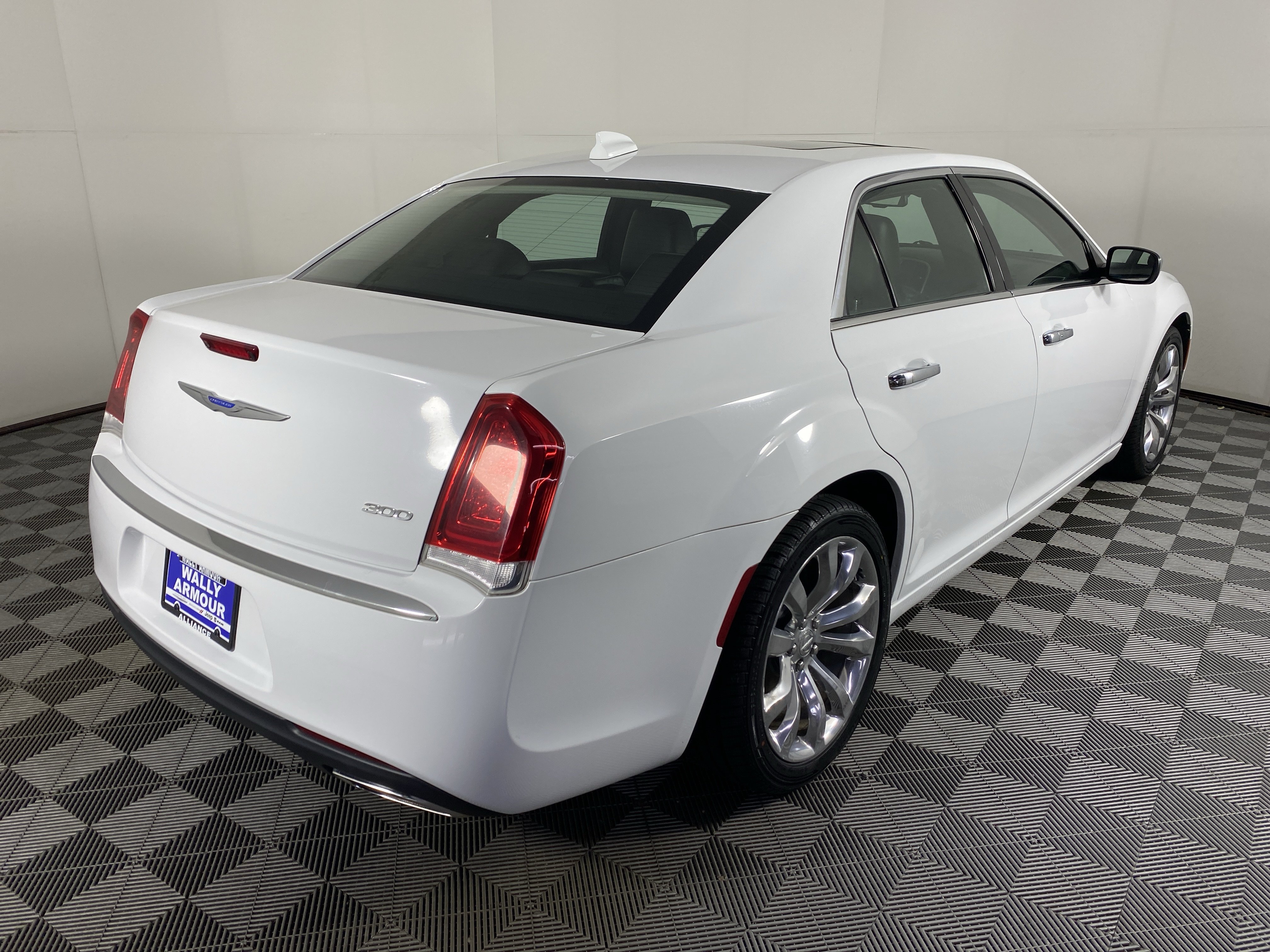 Used 2019 Chrysler 300 Limited RWD image 9