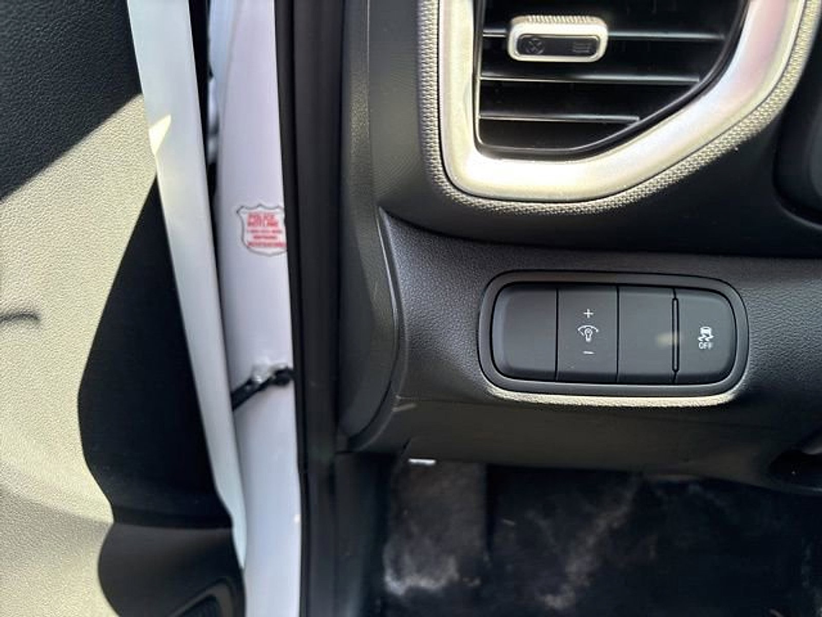 Certified 2025 Hyundai Venue SEL image 9