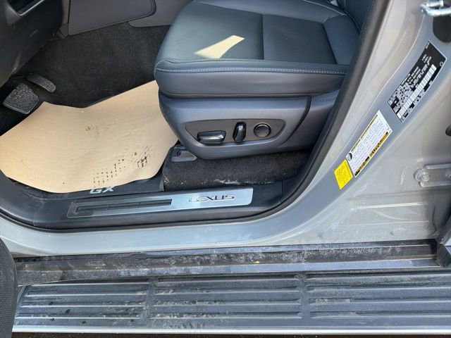 Used 2025 Lexus GX 550 w/ Accessory Package (2T) image 11
