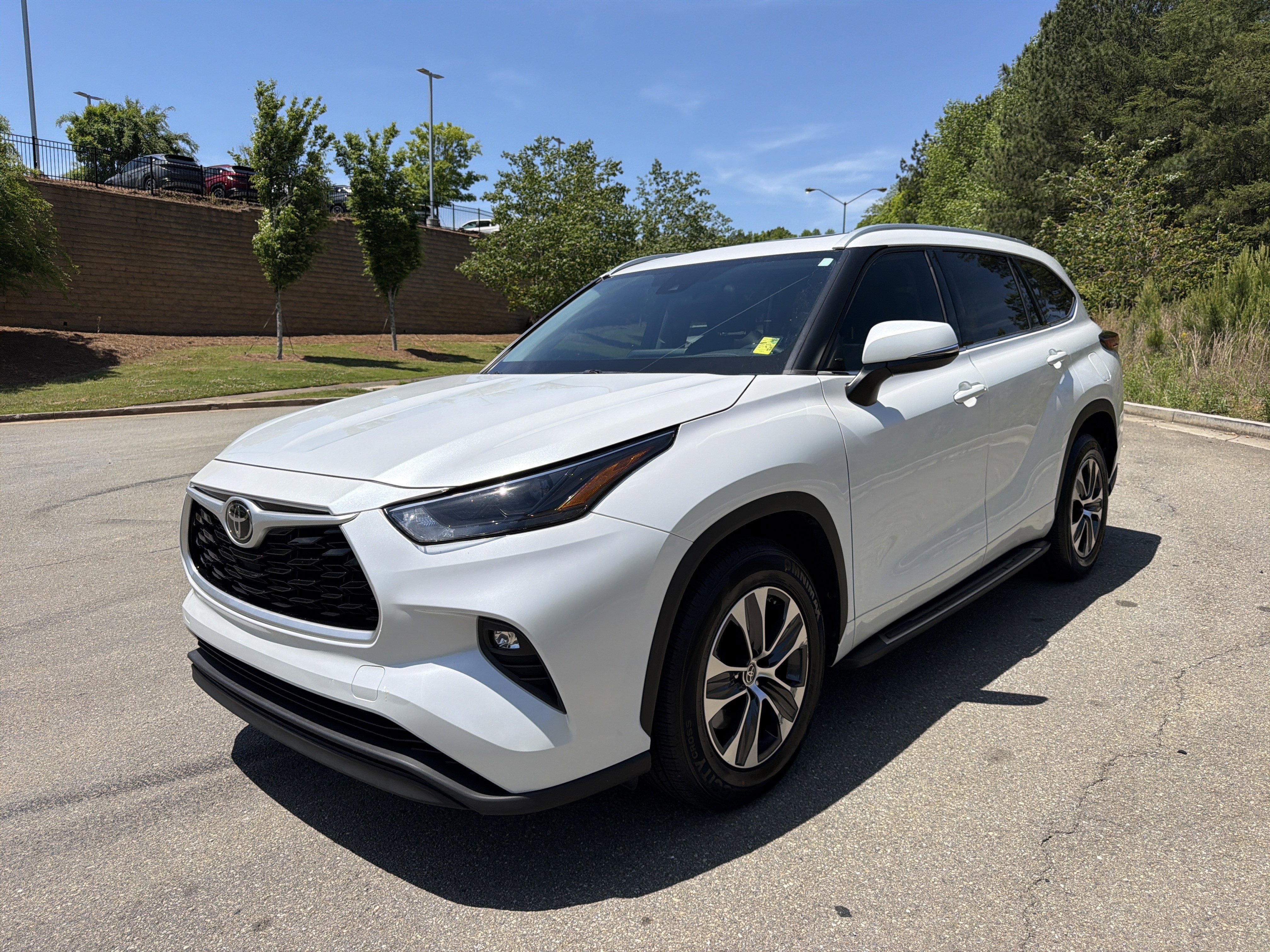 Used 2022 Toyota Highlander XLE FWD image 1