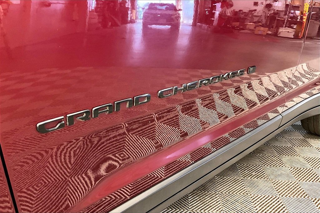 Used 2023 Jeep Grand Cherokee Limited w/ Black Appearance Package image 30