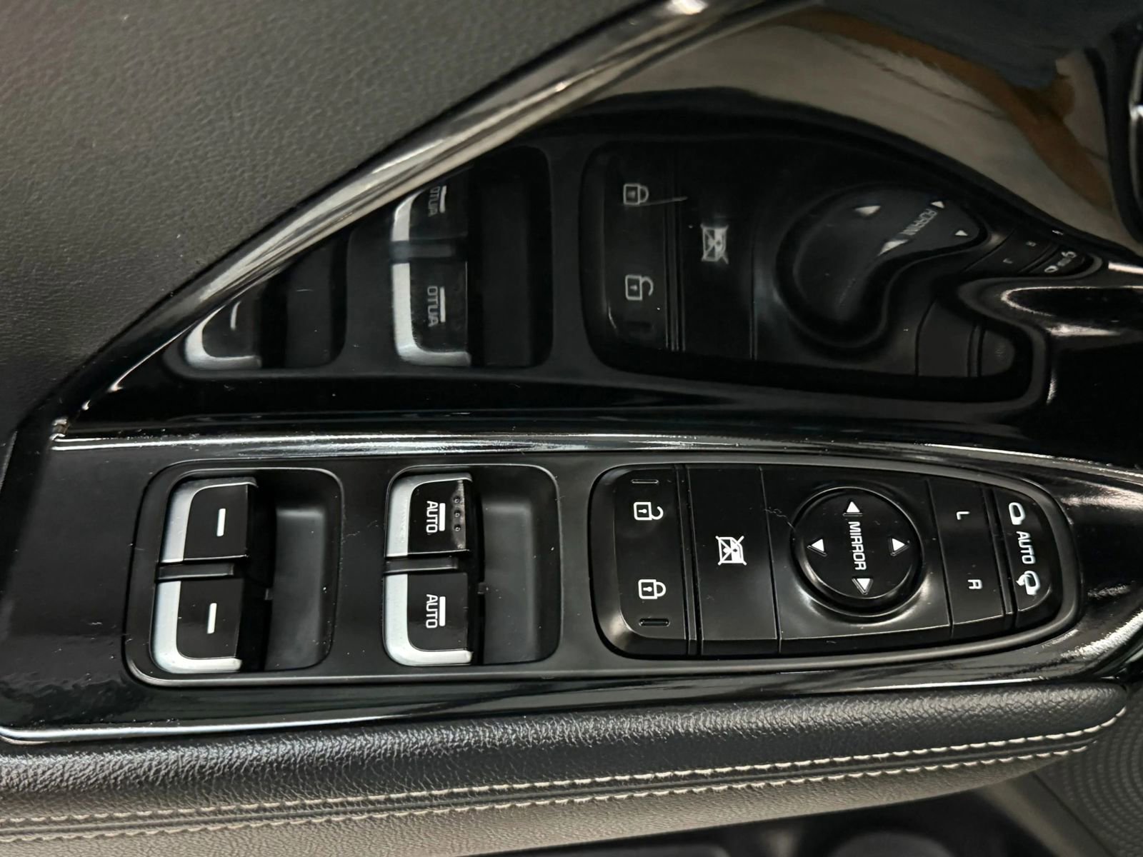 Used 2022 Kia Niro EX w/ Cold Weather Package image 25