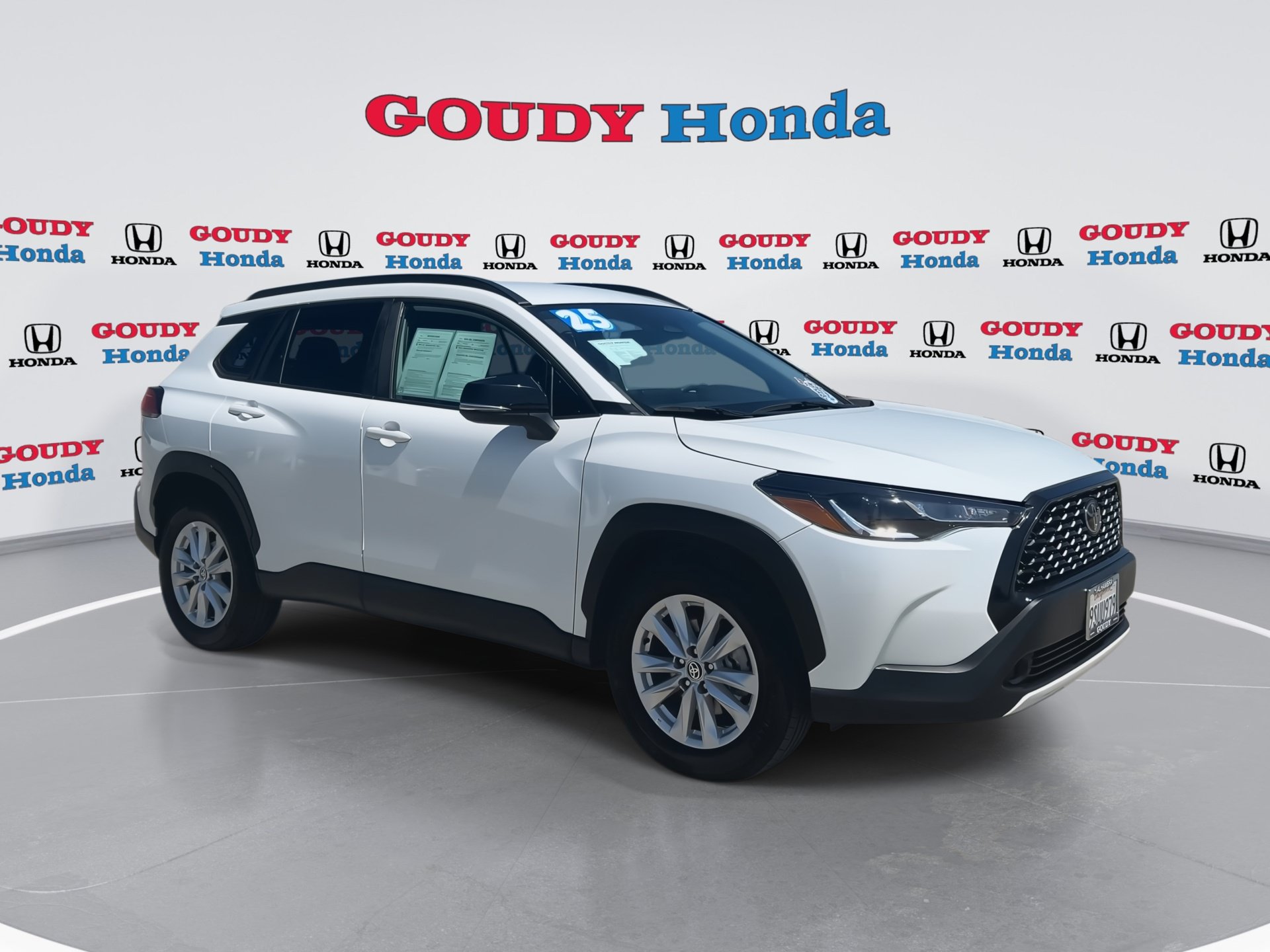 Used 2025 Toyota Corolla Cross LE FWD image 2