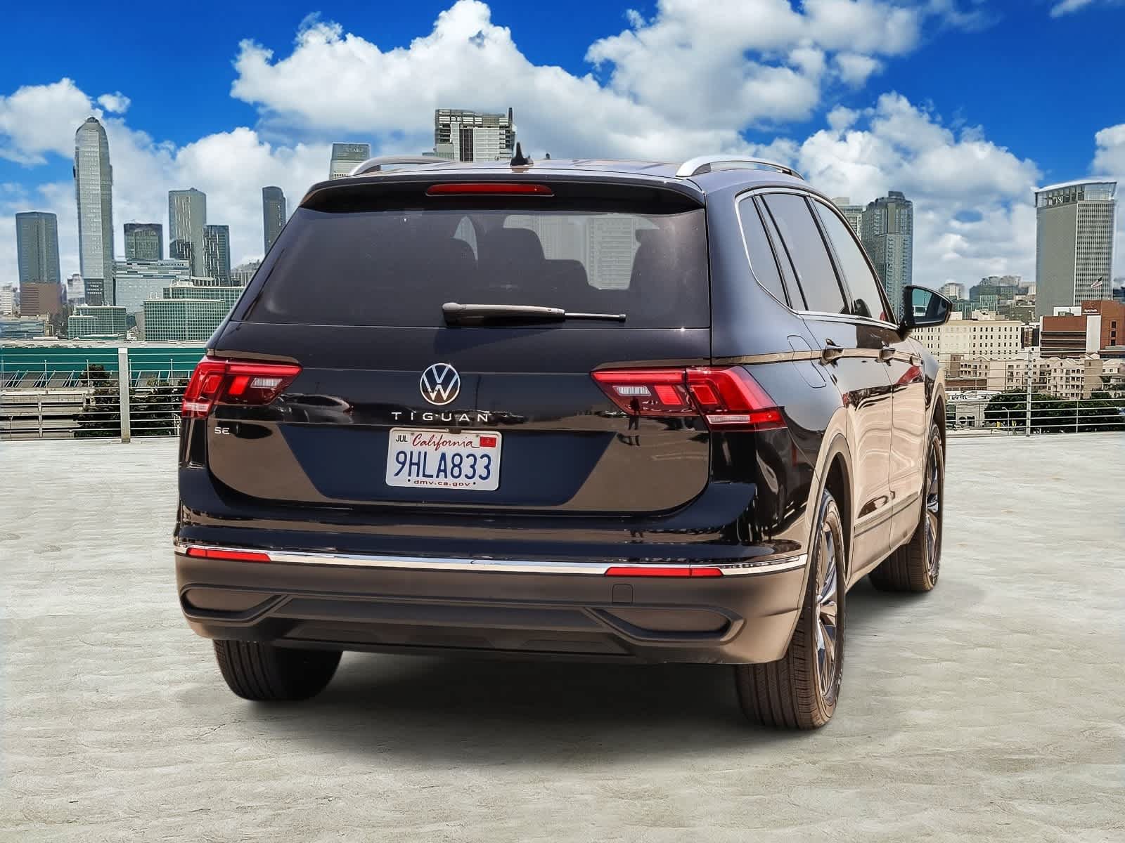 Used 2023 Volkswagen Tiguan SE w/ Panoramic Sunroof Package FWD image 4