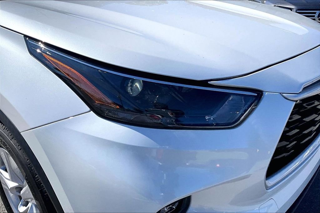 Used 2022 Toyota Highlander LE image 32
