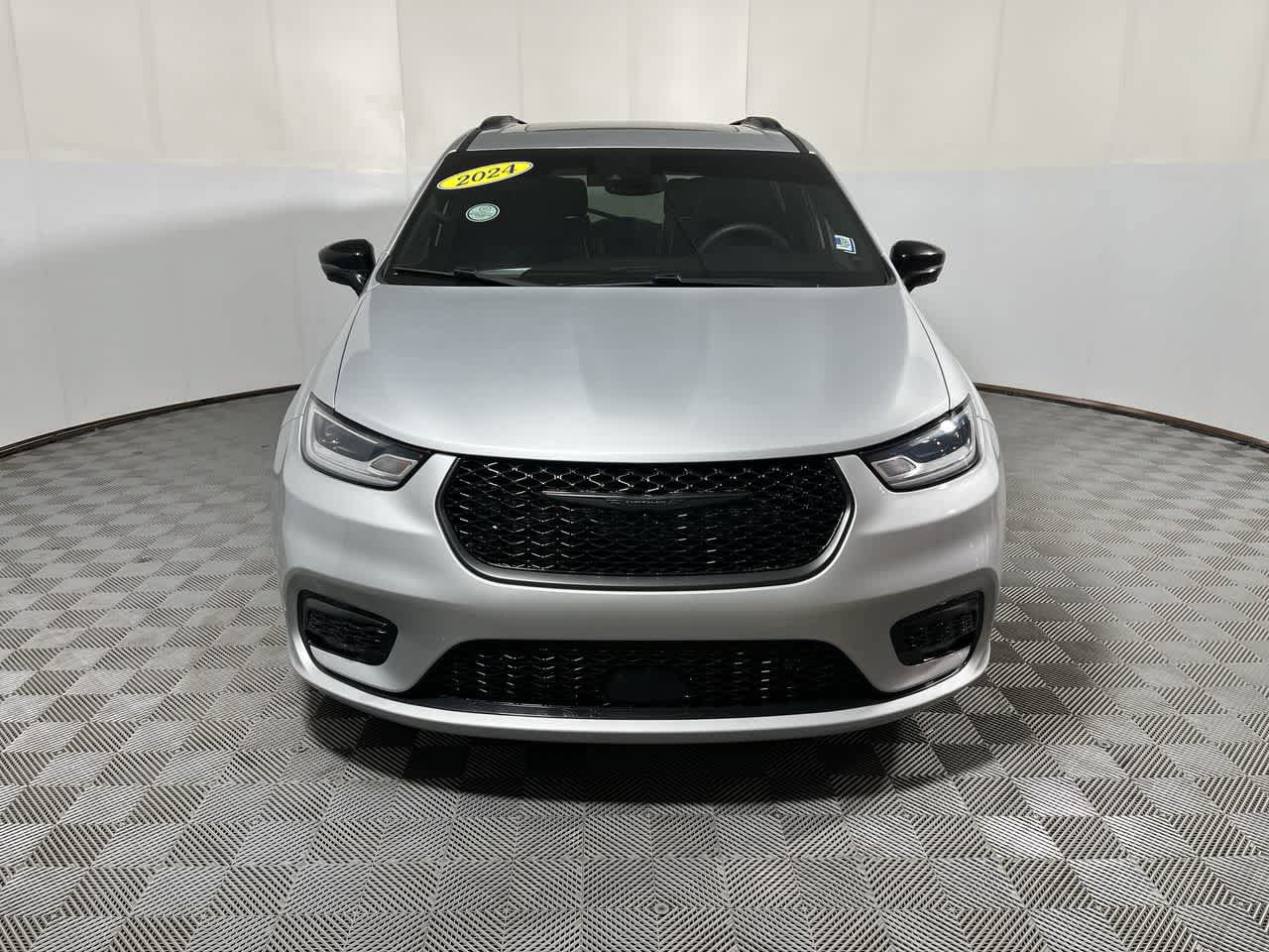 Used 2024 Chrysler Pacifica Premium FWD image 3
