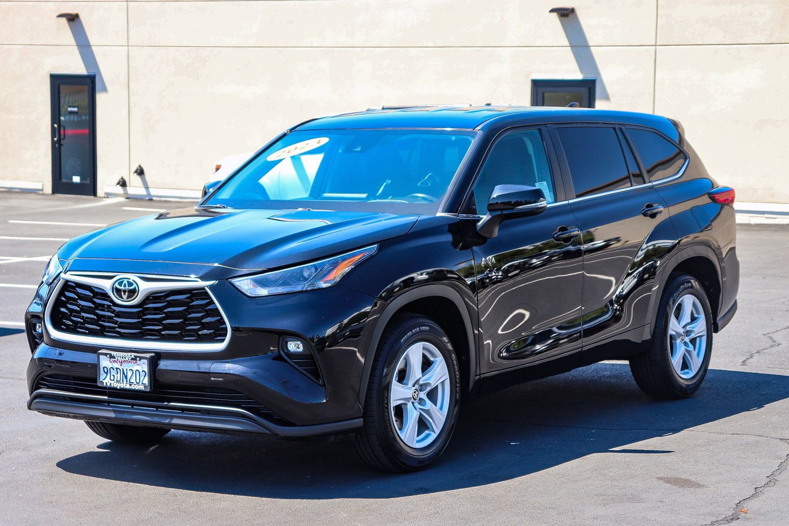 Used 2023 Toyota Highlander LE FWD image 3
