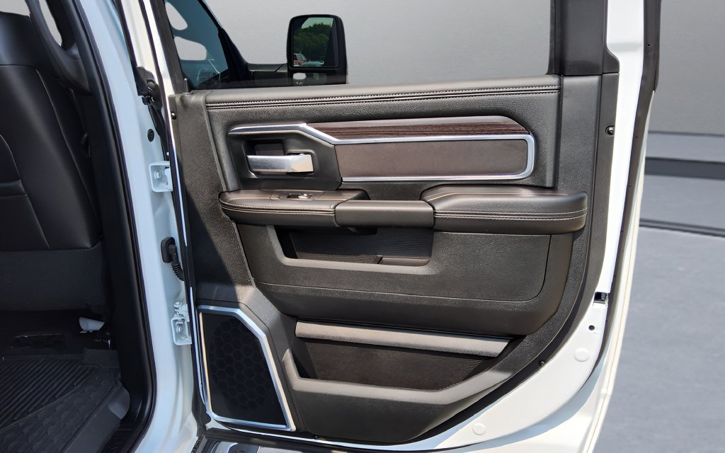 Used 2025 RAM 3500 Laramie AWD/4WD image 37