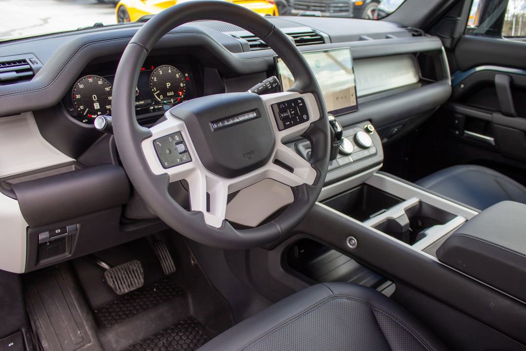 Used 2025 Land Rover Defender 90 X-Dynamic SE image 11