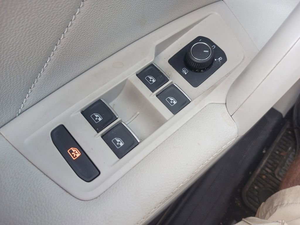 Used 2022 Volkswagen Tiguan SE AWD/4WD image 26