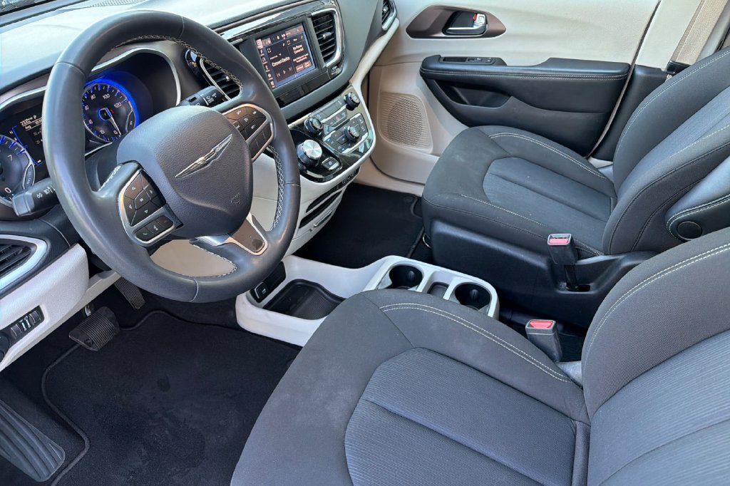 Used 2023 Chrysler Voyager LX FWD image 7
