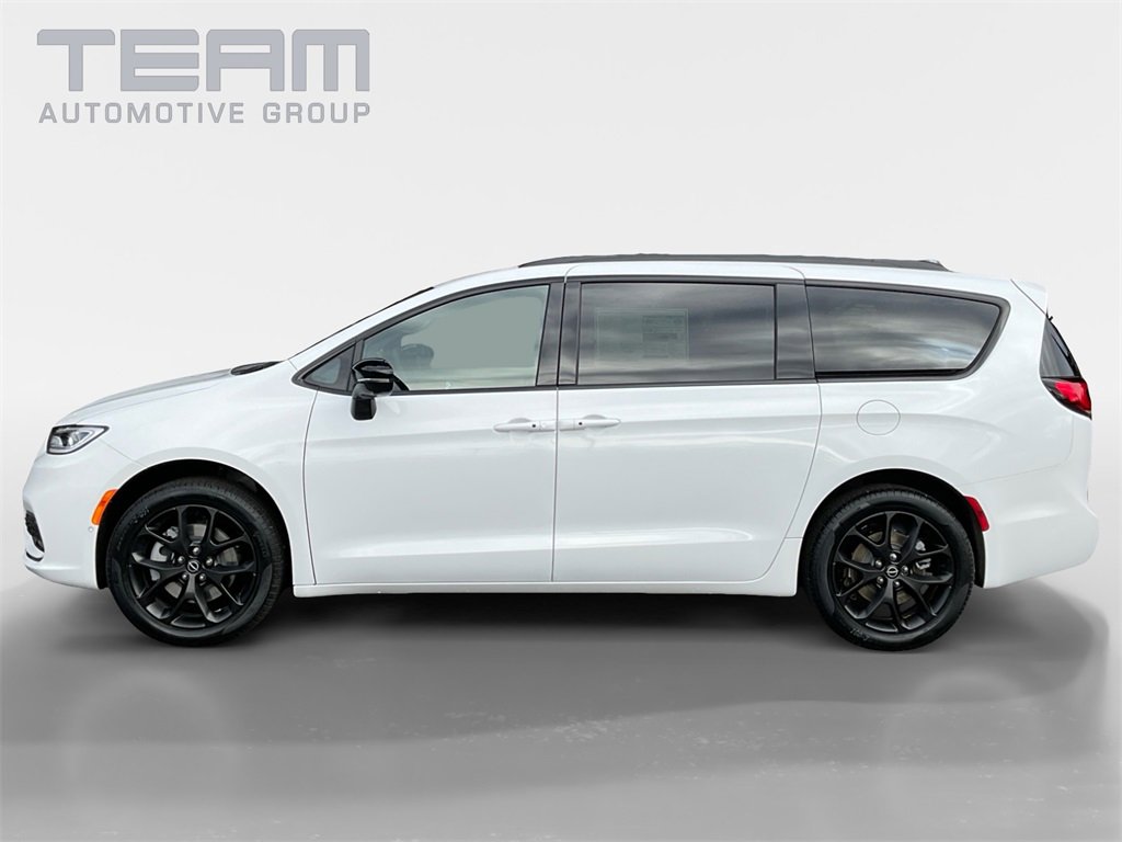 New 2026 Chrysler Pacifica Select w/ S Appearance Package image 4