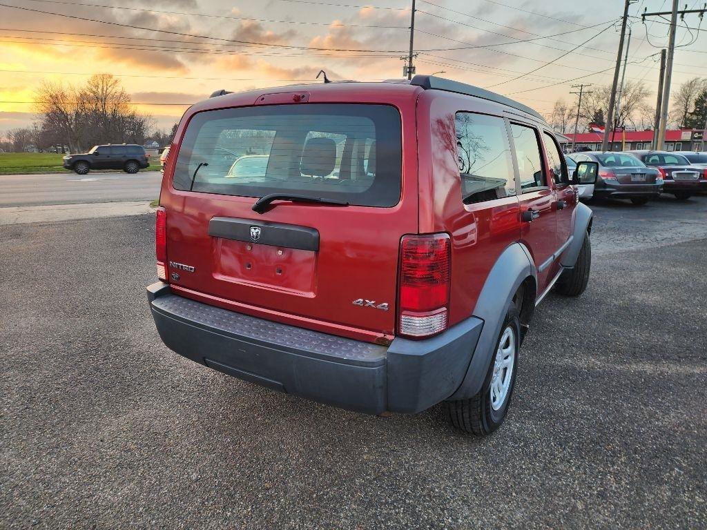 Used 2008 Dodge Nitro SXT image 2