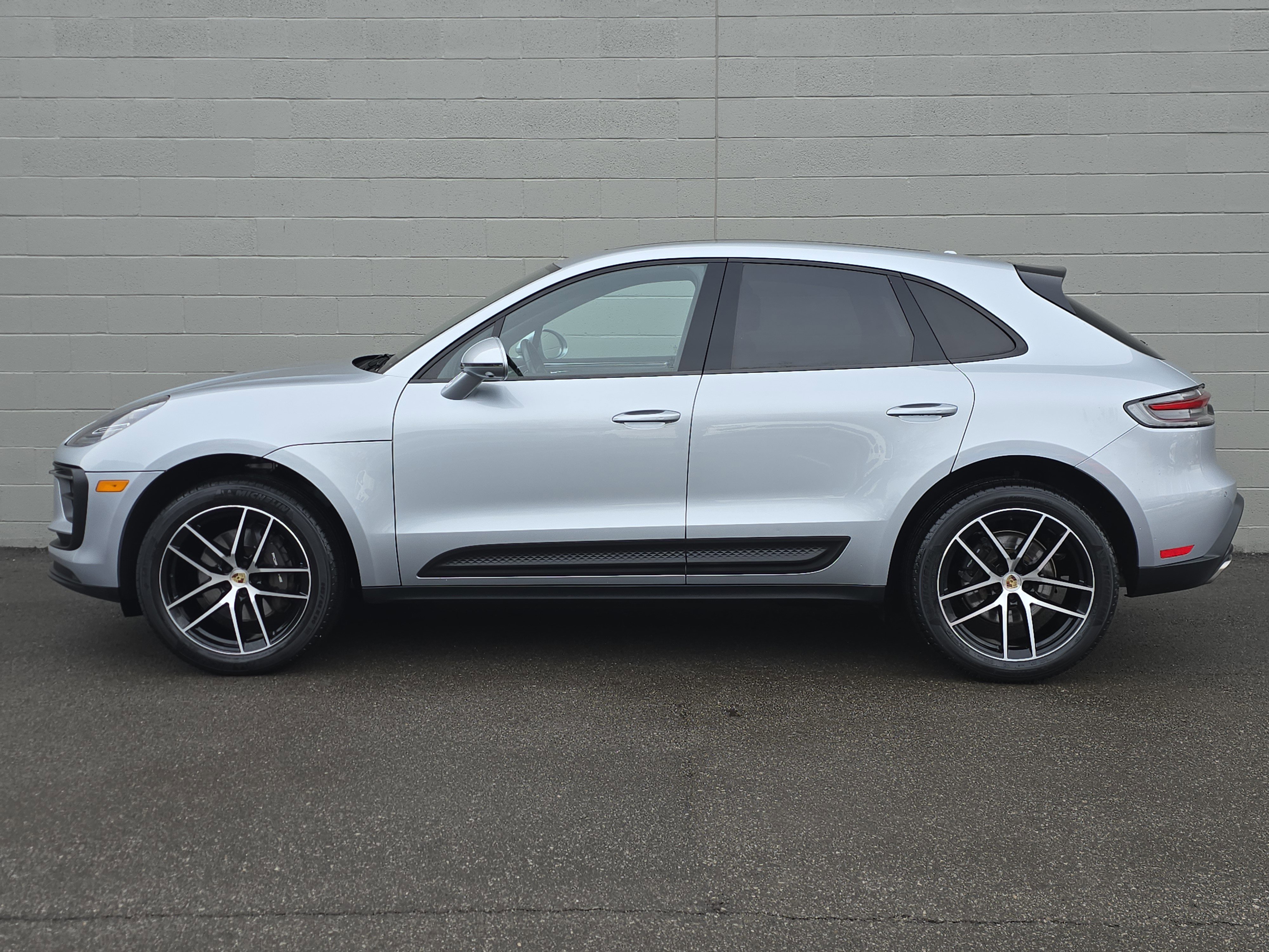 Certified 2023 Porsche Macan image 2