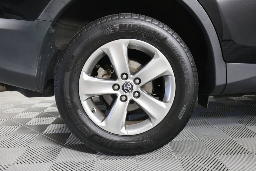 Used 2015 Toyota RAV4 XLE AWD/4WD image 7