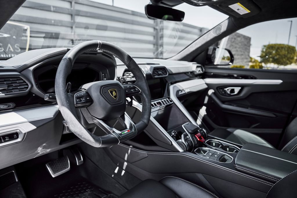 Used 2022 Lamborghini Urus AWD/4WD image 2