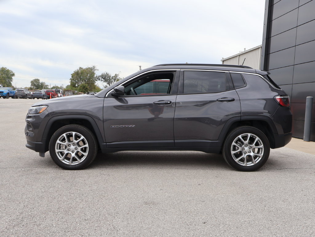 Used 2024 Jeep Compass Latitude AWD/4WD image 2