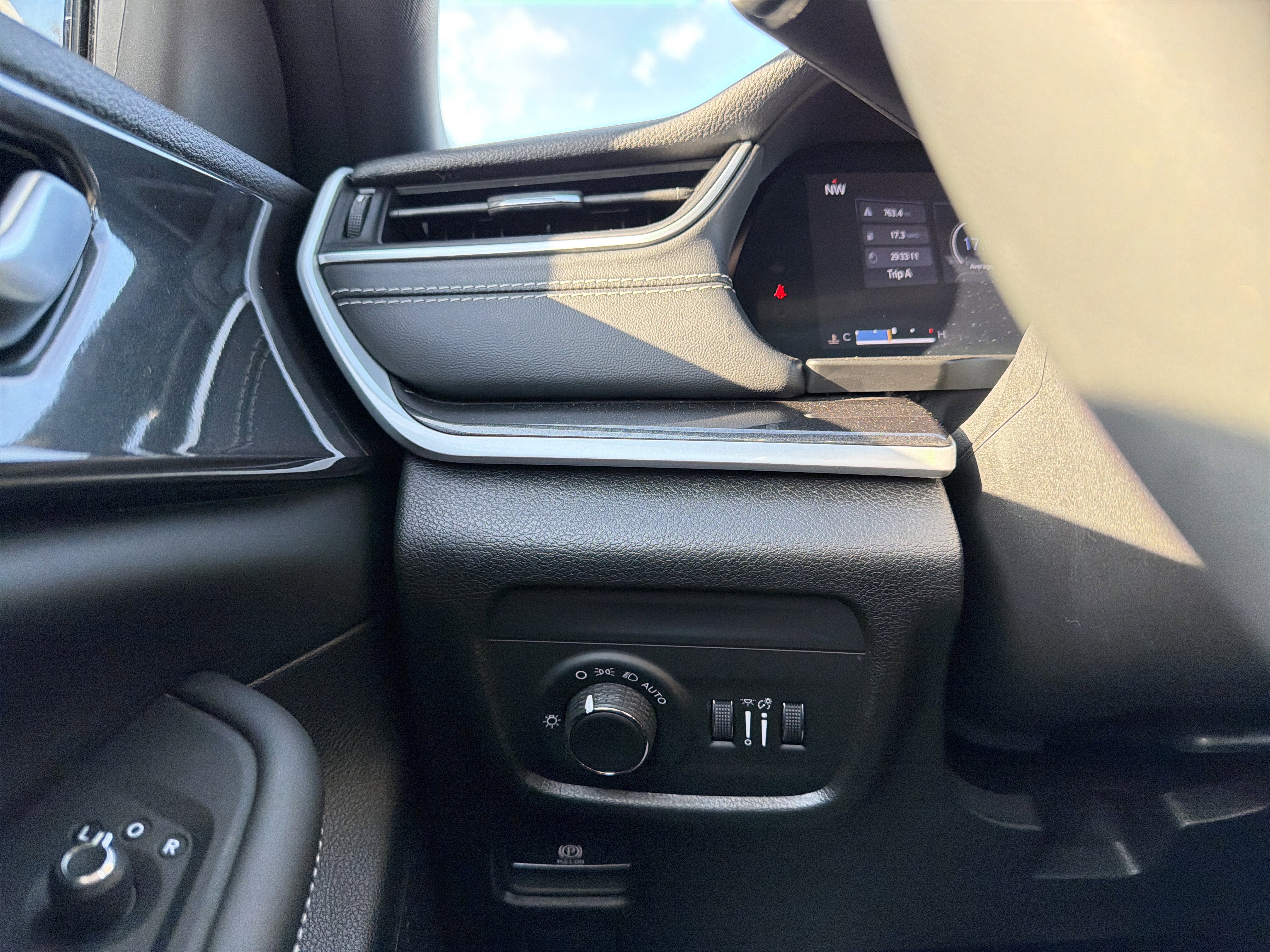 Used 2023 Jeep Grand Cherokee L Laredo image 23