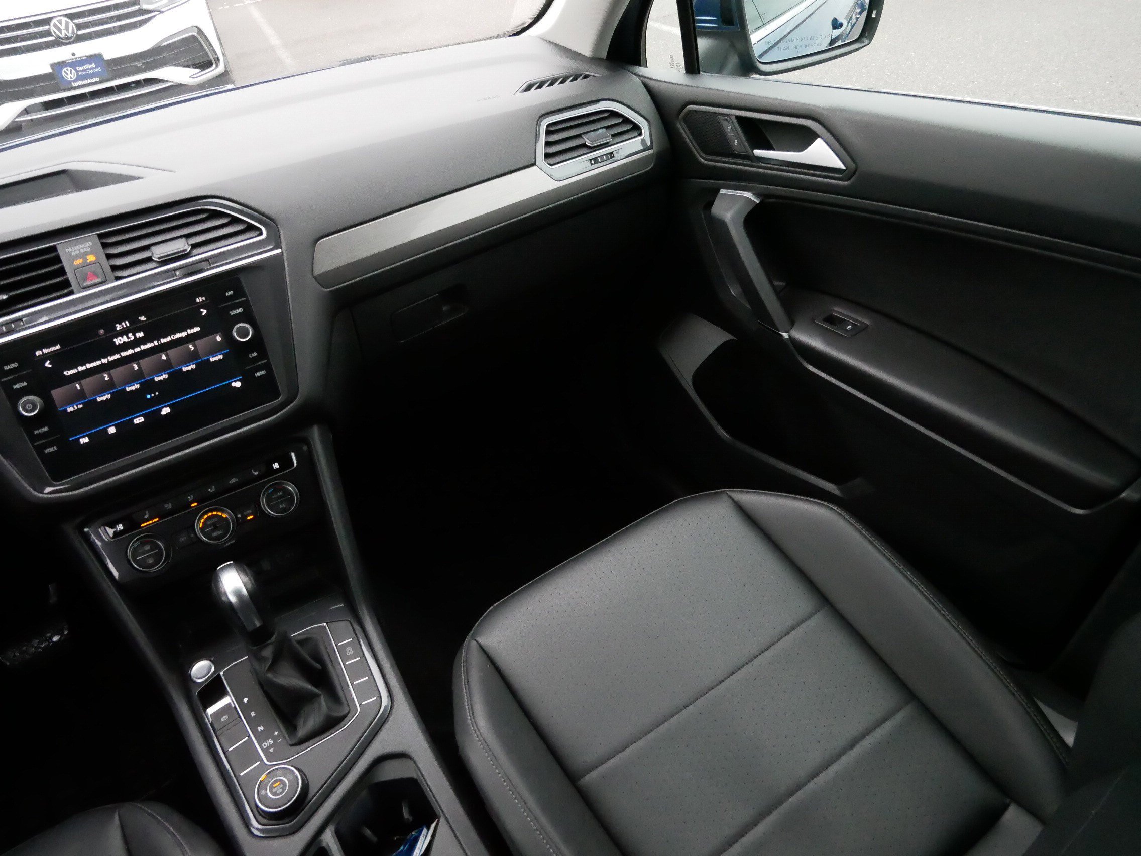 Certified 2020 Volkswagen Tiguan SE w/ Panoramic Sunroof Package image 11