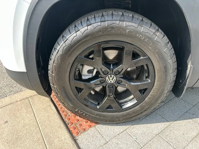 Used 2024 Volkswagen Atlas Peak Edition SEL AWD/4WD image 9