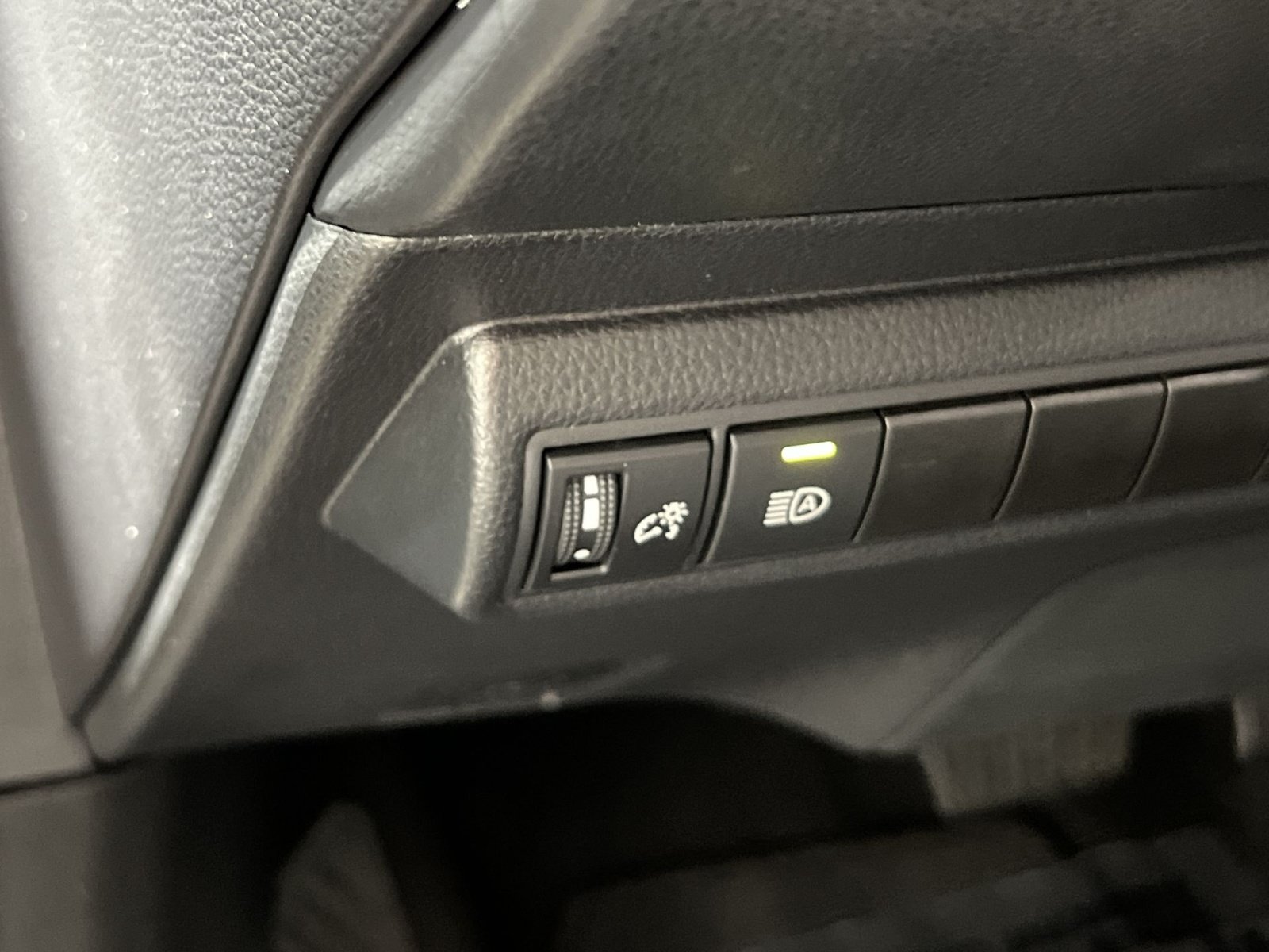 Used 2025 Toyota Corolla LE FWD image 31