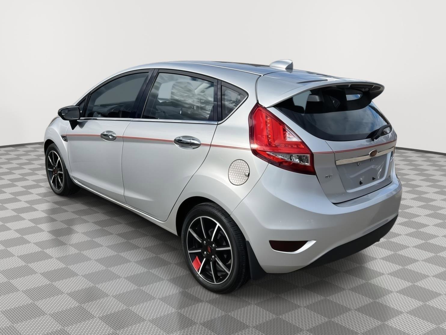 Used 2016 Ford Fiesta SE w/ SE Black Package image 5