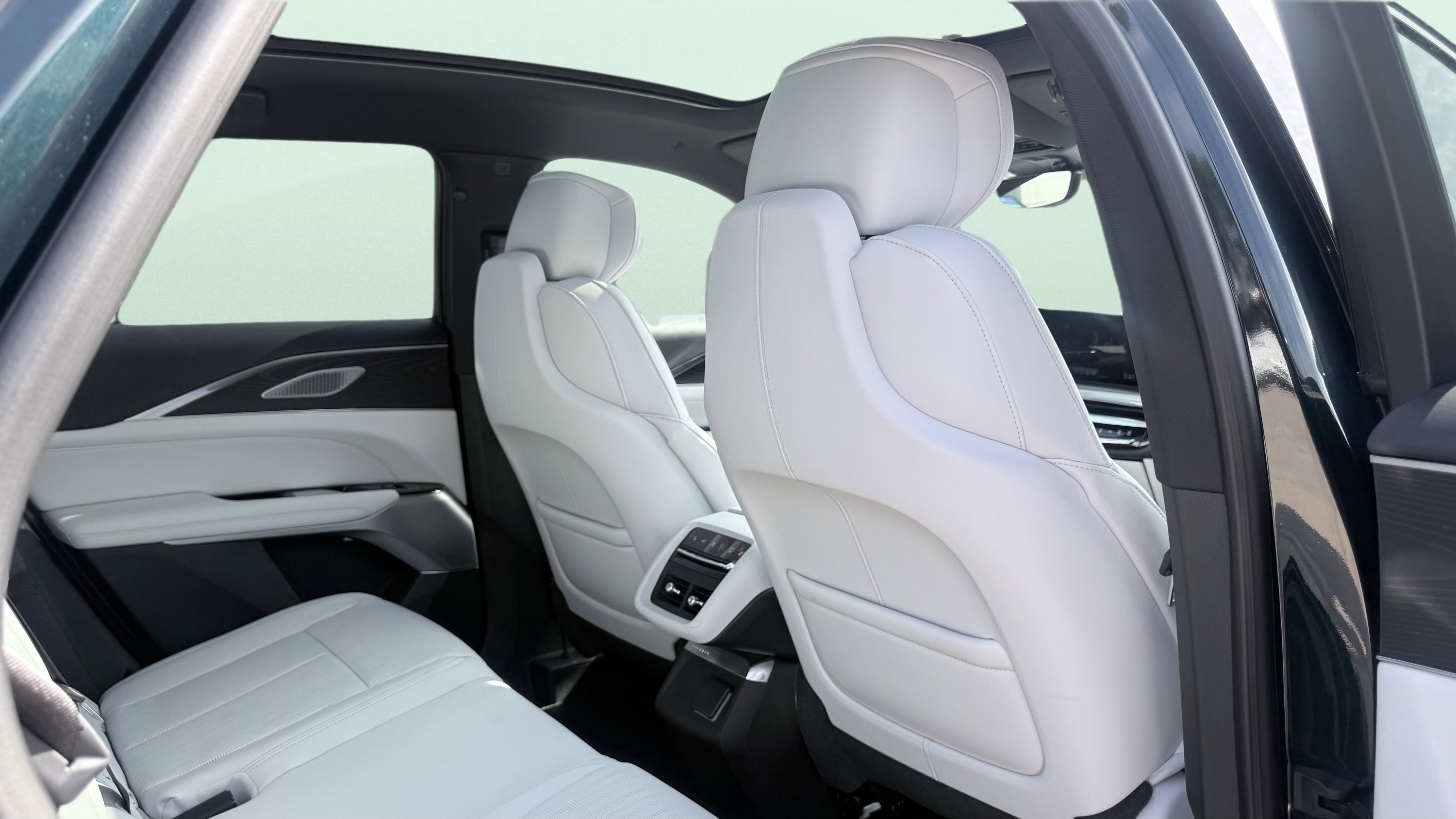 Used 2024 Cadillac Lyriq Luxury AWD/4WD image 43