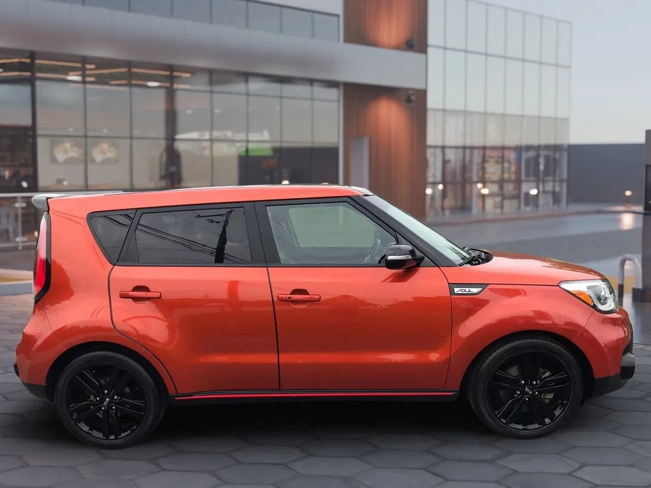 Used 2018 Kia Soul ! w/ Tech Package FWD image 4