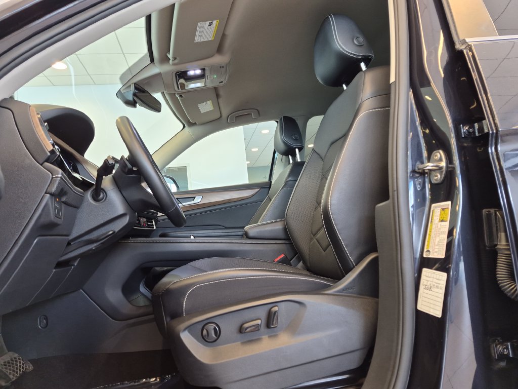 Used 2025 Volkswagen Atlas SE FWD image 13