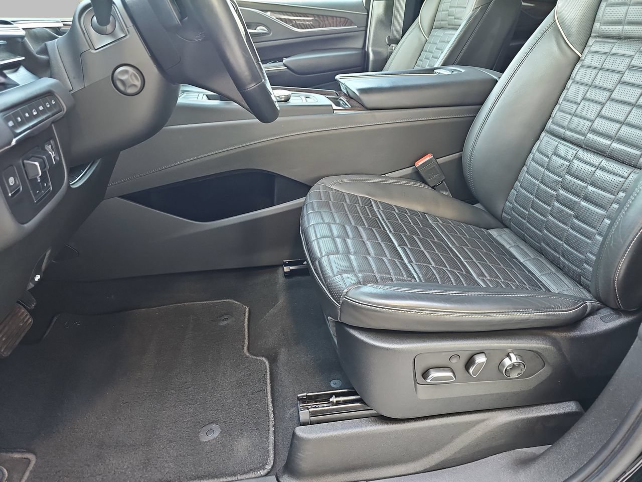 Used 2021 Cadillac Escalade Premium Luxury Platinum AWD/4WD image 16