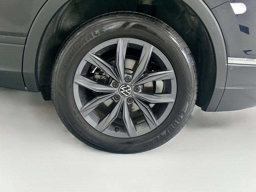 Used 2023 Volkswagen Tiguan SE w/ Panoramic Sunroof Package FWD image 30