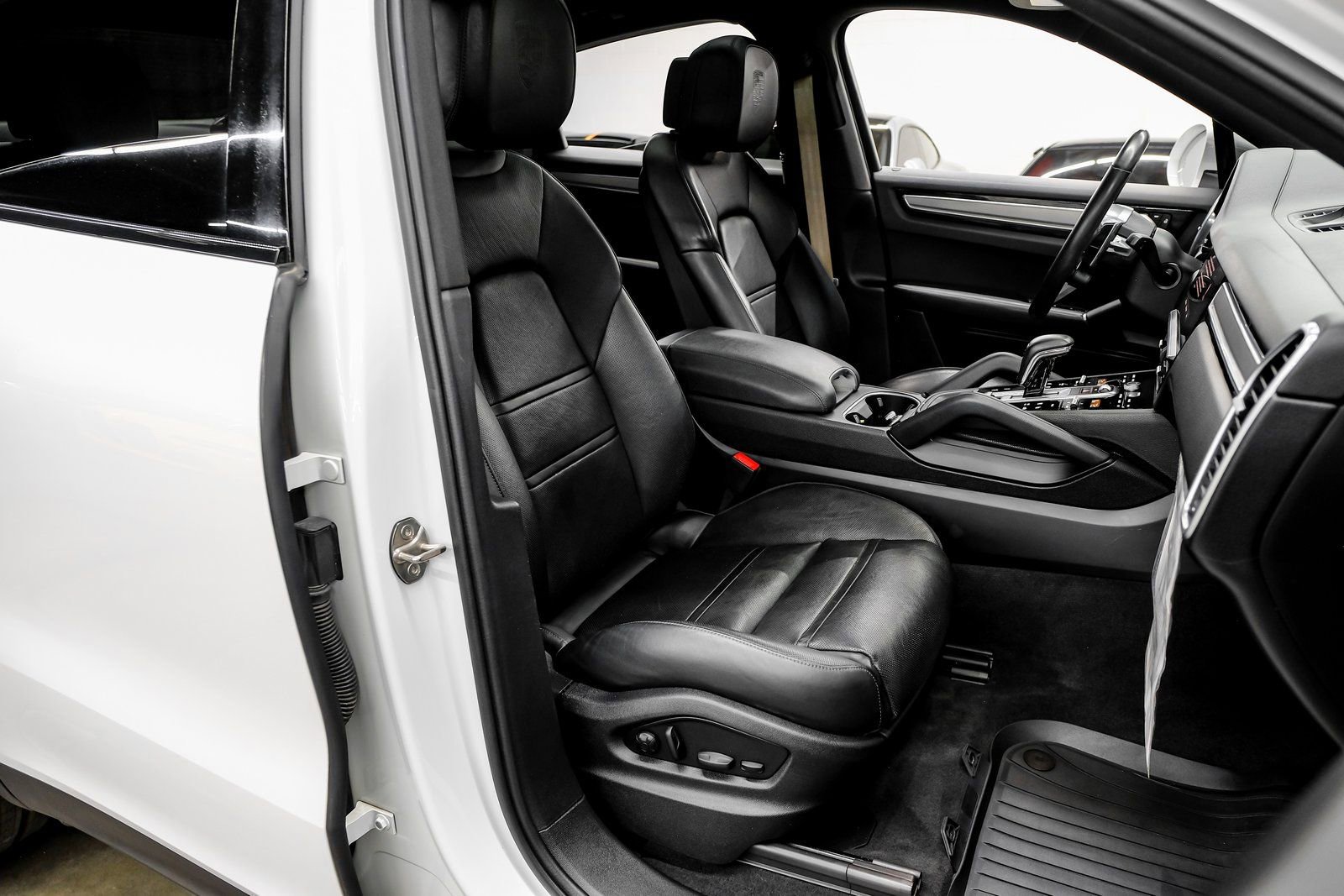 Used 2023 Porsche Cayenne Coupe image 45