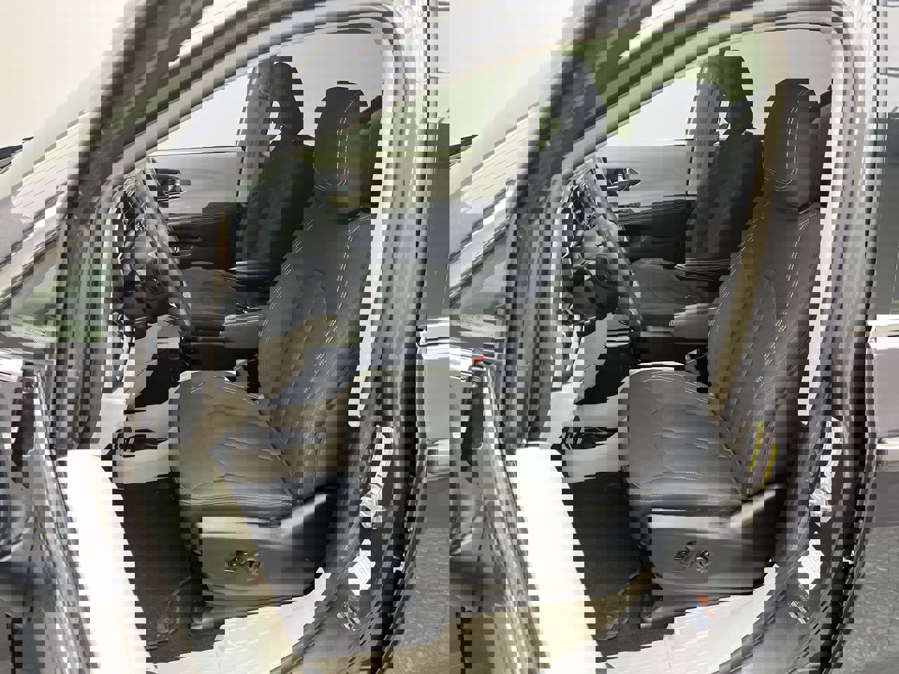 Used 2023 Chrysler Voyager LX image 8