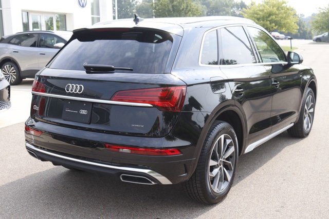 Used 2024 Audi Q5 2.0T Premium w/ Convenience Package image 3
