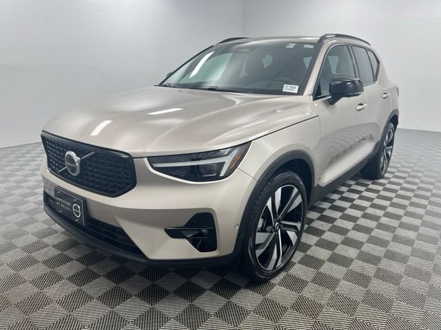 Used 2023 Volvo XC40 B5 Ultimate w/ Climate Package AWD/4WD image 2