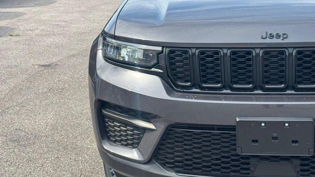 Used 2023 Jeep Grand Cherokee Altitude AWD/4WD image 9