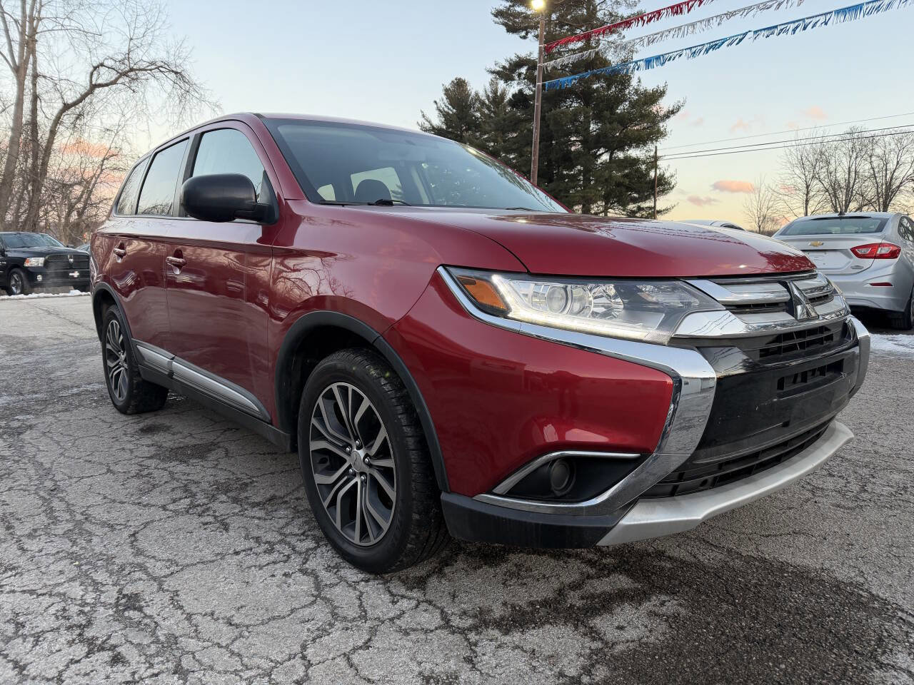 Used 2018 Mitsubishi Outlander ES image 3