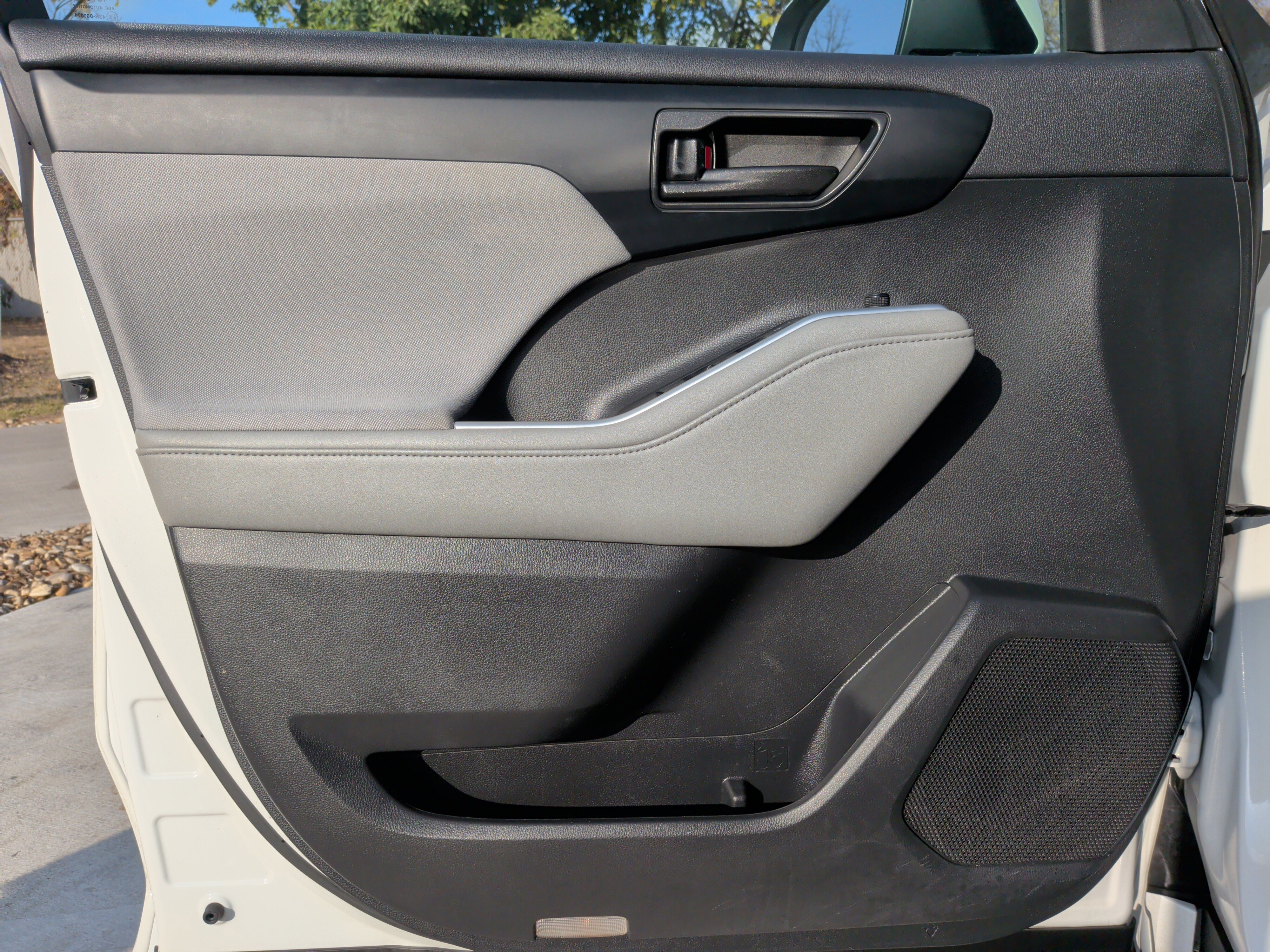 Used 2021 Toyota Highlander LE image 14