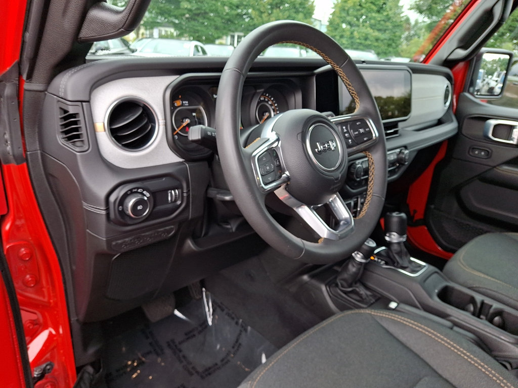 Used 2025 Jeep Wrangler Unlimited Sahara AWD/4WD image 25