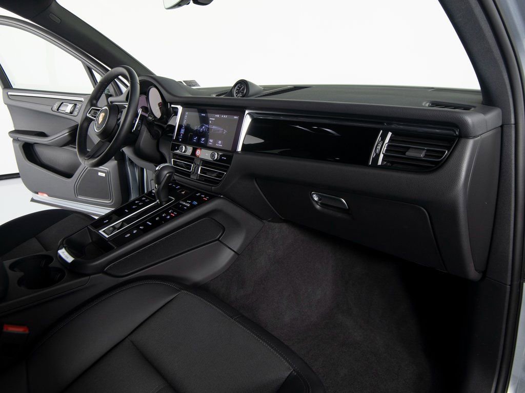 Certified 2025 Porsche Macan AWD/4WD image 29
