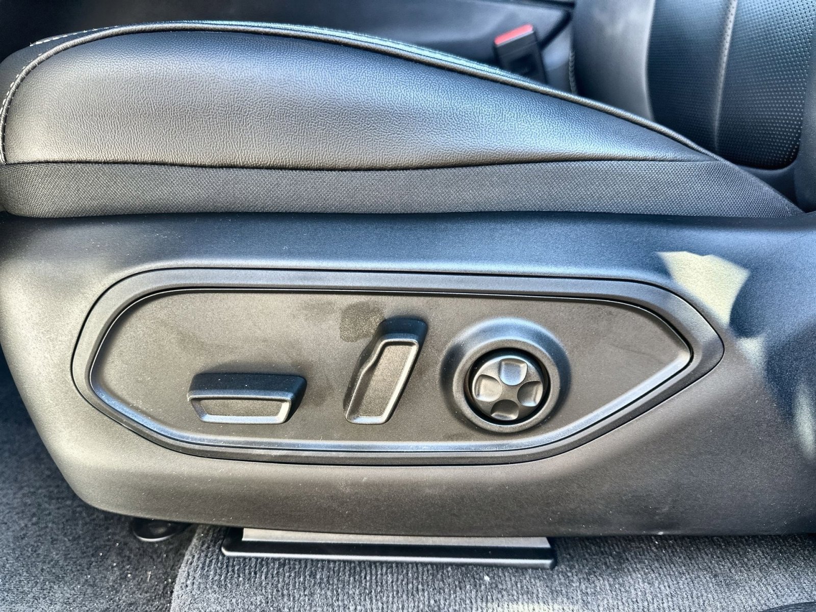 New 2025 Jeep Grand Cherokee Limited w/ Luxury Tech Group II image 14