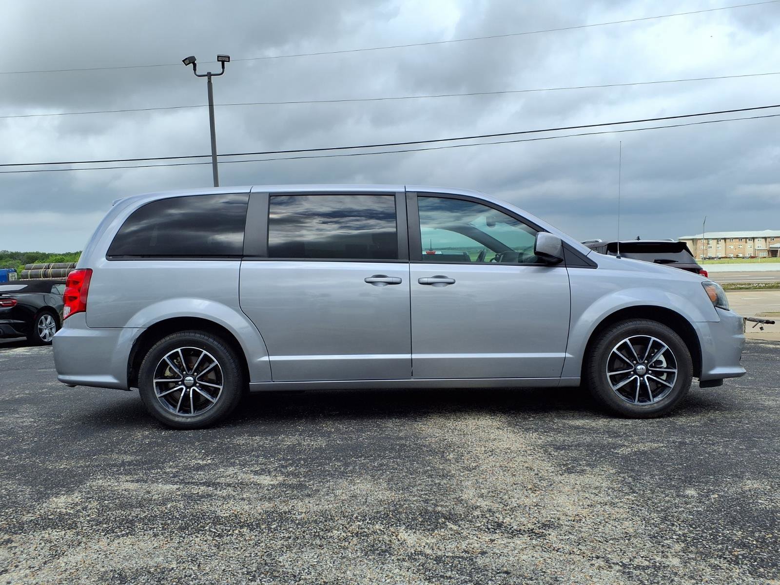 Used 2018 Dodge Grand Caravan SE image 4