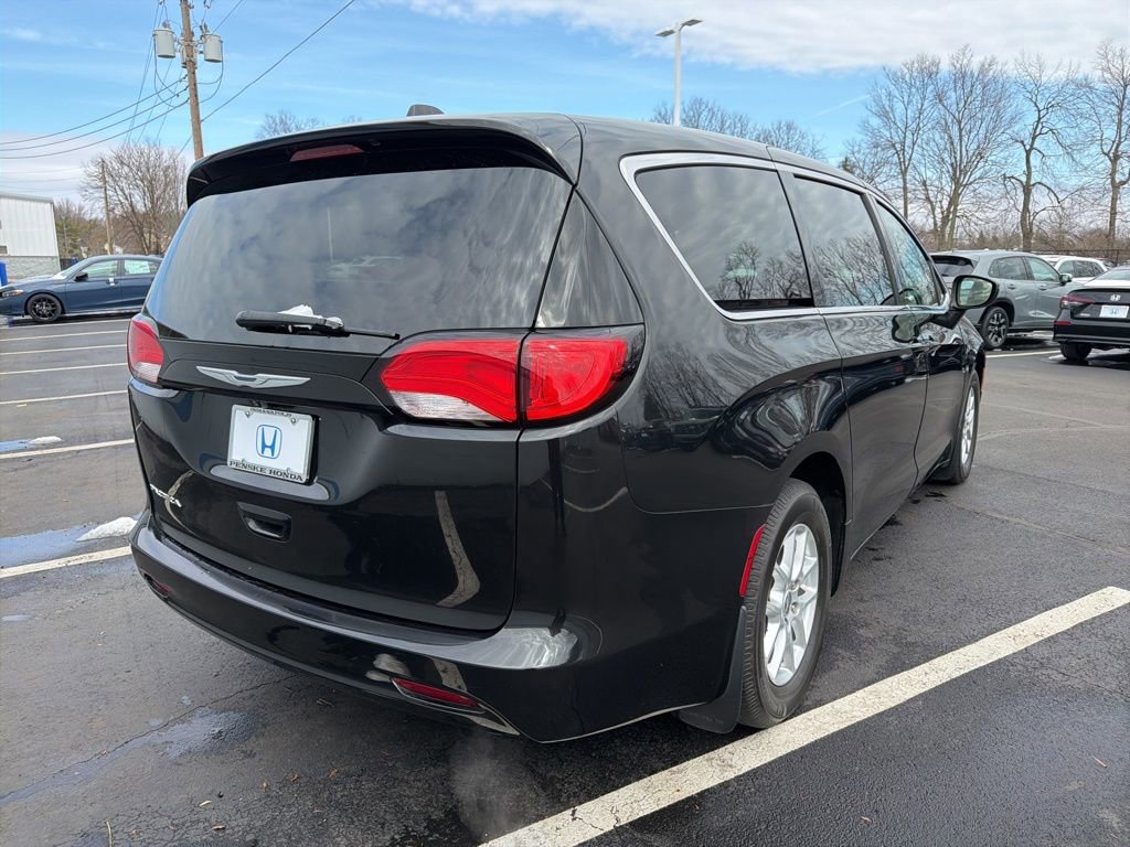 Used 2017 Chrysler Pacifica Touring image 5